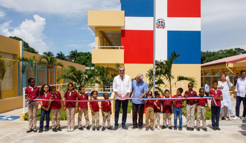 Presidente Abinader inaugura Escuela Básica y Multiuso en La Vega; también visitó Expo-Vega Real 2024 y Laboratorio Biovega