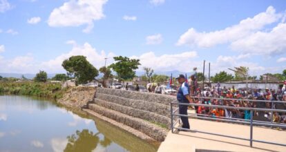 Primer ministro de Haití visita canal de río Masacre