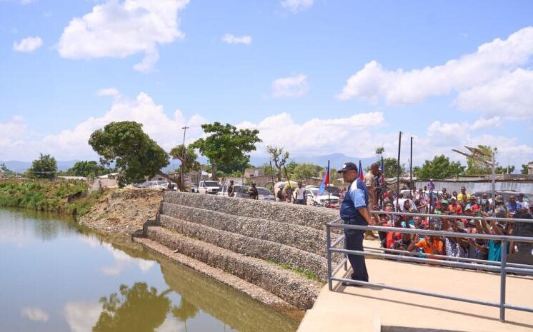 Primer ministro de Haití visita canal de río Masacre