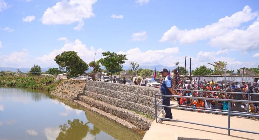 Primer ministro de Haití visita canal de río Masacre