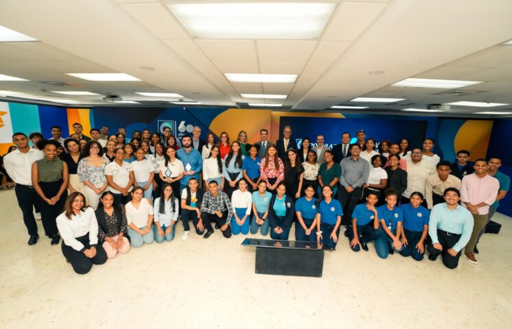 Banco Popular otorga 60 becas a jóvenes meritorios