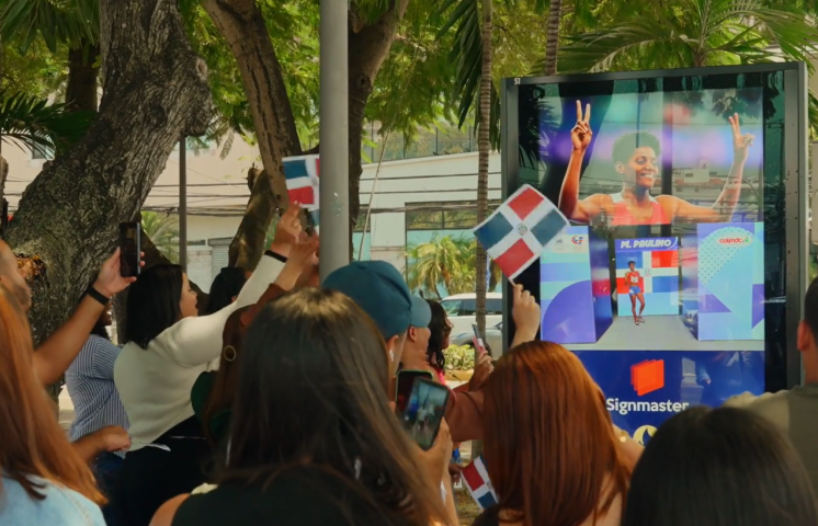 Signmaster hace historia con transmisión de carrera olímpica en vallas