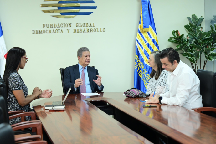 Leonel trata situación de Venezuela con representantes de Centro Carter, ONU y UE
