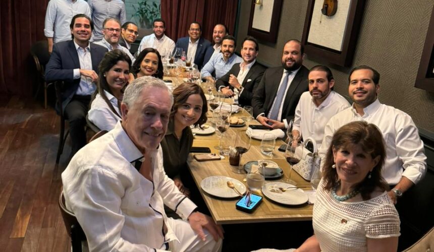 Ex embajadora de Estados Unidos y Gepiano Podcast realizan encuentro con jóvenes profesionales