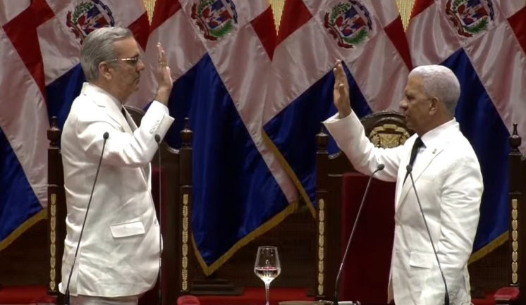 Abinader es juramentado como presidente reelecto; de los Santos le pone Congreso a disposición