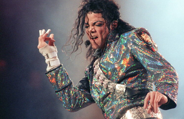 Tribunal aprueba venta de catálogo de Michael Jackson a Sony por $600 millones pese a objeciones de su madre