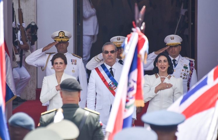 Retraso en la llegada del Presidente Abinader al Teatro Nacional
