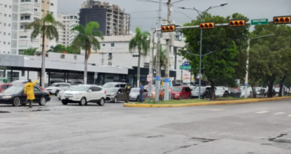 Conductores reportan caos vehicular por semáforos apagados en avenidas de SD