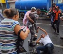 Agente de la PN agrede al comunicador Roberto Reyes en Santiago