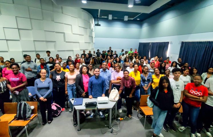 El FESD16, encabezado por Arnaldo Guillén, organiza charla sobre Histología y dona batas quirúrgicas a estudiantes del área de salud