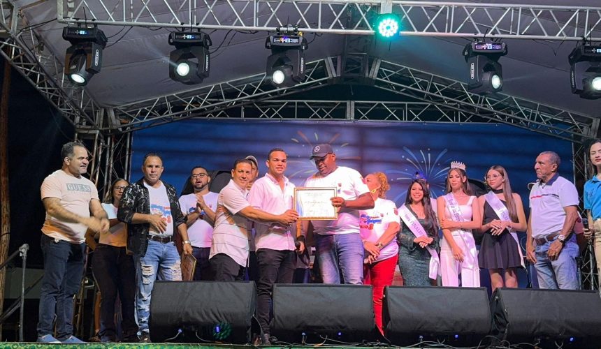 Elmerk Jonas Reconocido como Hijo Meritorio de las Comunidades de San Antonio, Villa Real, La Riviera, Villa Mera y Despradel en Fiestas Patronales de Nuestra Señora de la Antigua