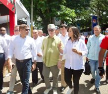 Abinader , Hipólito Mejía y Limber Cruz  recorren Laboratorio de Biovega para conocer últimos avances