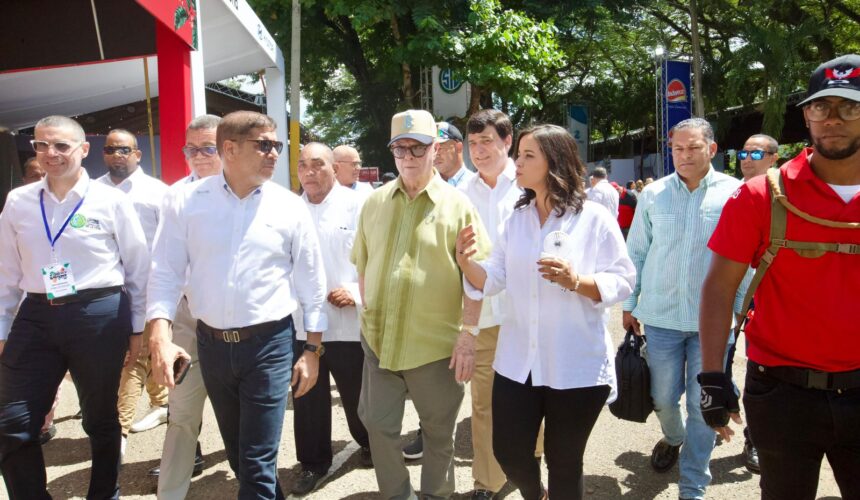 Abinader , Hipólito Mejía y Limber Cruz  recorren Laboratorio de Biovega para conocer últimos avances