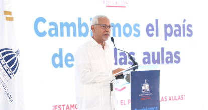 Ministro de Educación asegura en ninguna escuela del país falta butacas
