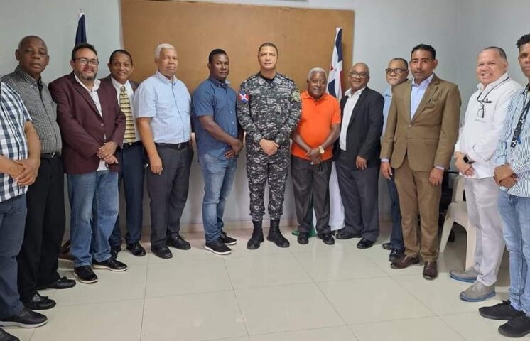 Delegación del CDL e IPPP se reúne con subdirector PN de Santo Domingo Norte