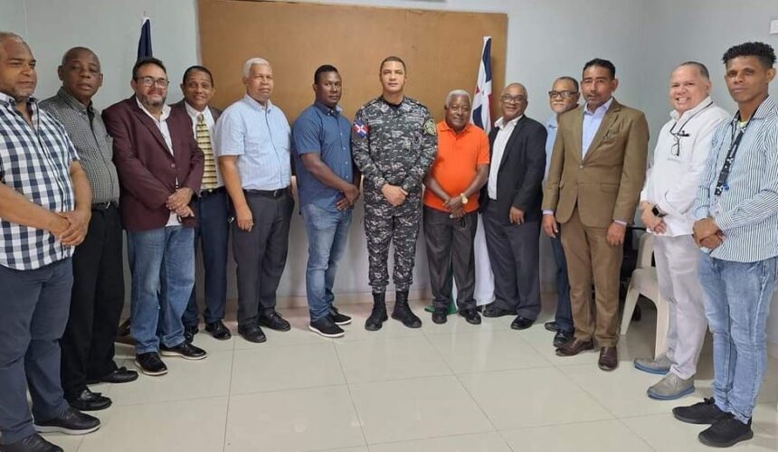 Delegación del CDL e IPPP se reúne con subdirector PN de Santo Domingo Norte