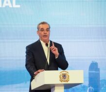 Luis Abinader propone reducir los diputados de 190 a 137