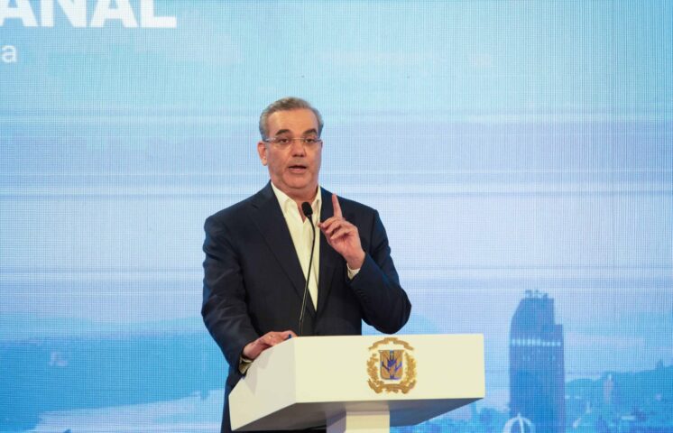 Luis Abinader propone reducir los diputados de 190 a 137