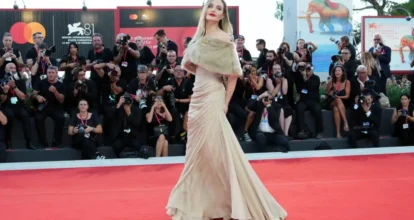 Angelina Jolie deslumbró este jueves en la alfombra roja de Venecia a su llegada al estreno de 'María'