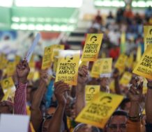 Frente Amplio reacciona ante propuesta de reforma constitucional