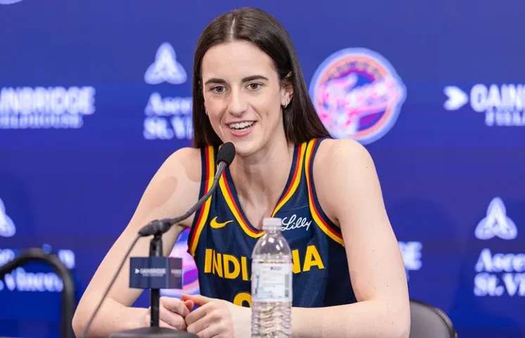 Caitlin Clark Establece Récord de Triples para Novatas en la WNBA