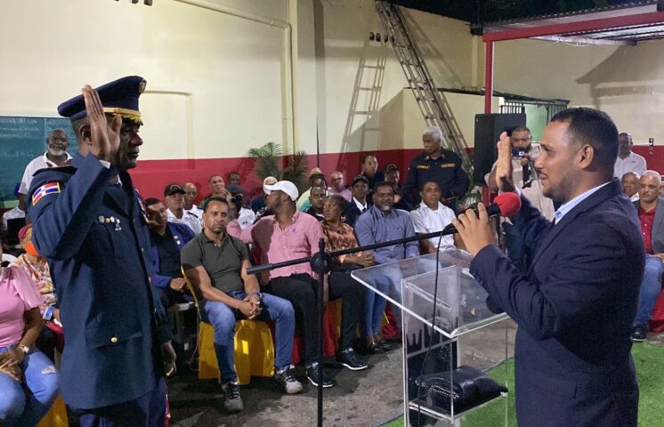 Alcalde Héctor Figaris juramenta al coronel Claudio Rosario como intendente del Cuerpo Bomberos de Monte Plata