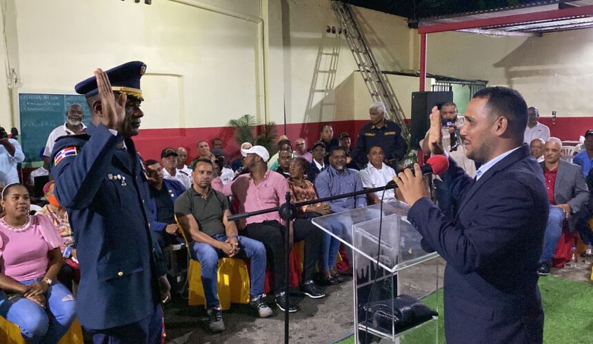 Alcalde Héctor Figaris juramenta al coronel Claudio Rosario como intendente del Cuerpo Bomberos de Monte Plata