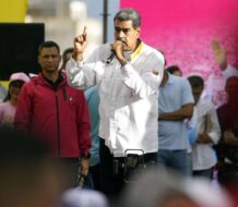 Nicolás Maduro dice que WhatsApp es usada para amenazar y pide a la población eliminarla