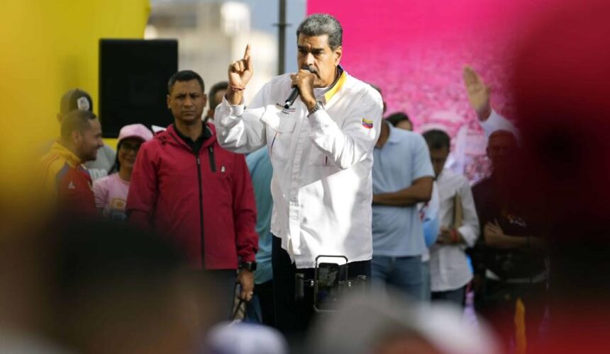 Nicolás Maduro dice que WhatsApp es usada para amenazar y pide a la población eliminarla