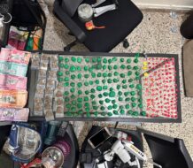 Policía y MP en La Vega ocupan drogas, dinero y equipos tecnológicos durante allanamiento