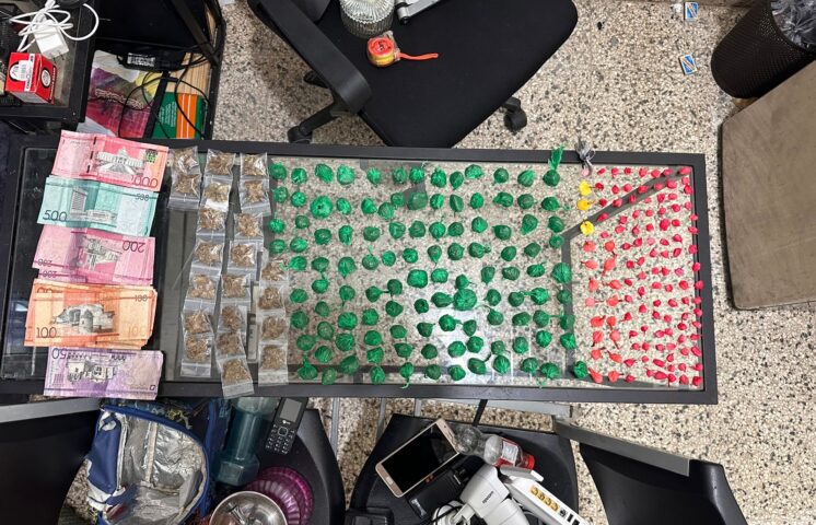 Policía y MP en La Vega ocupan drogas, dinero y equipos tecnológicos durante allanamiento