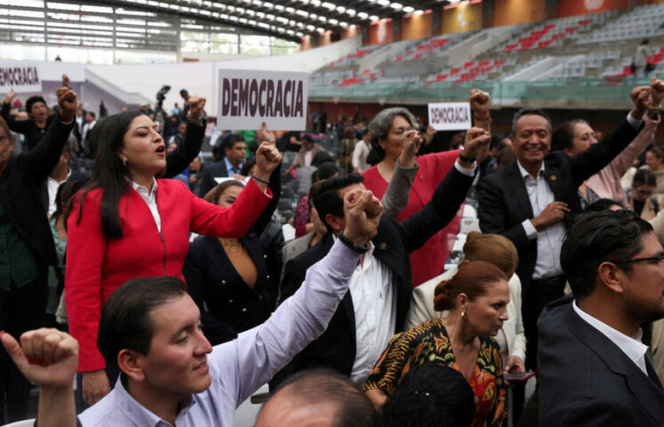 El Senado de México aprueba una controversial reforma judicial tras interrupción de manifestantes