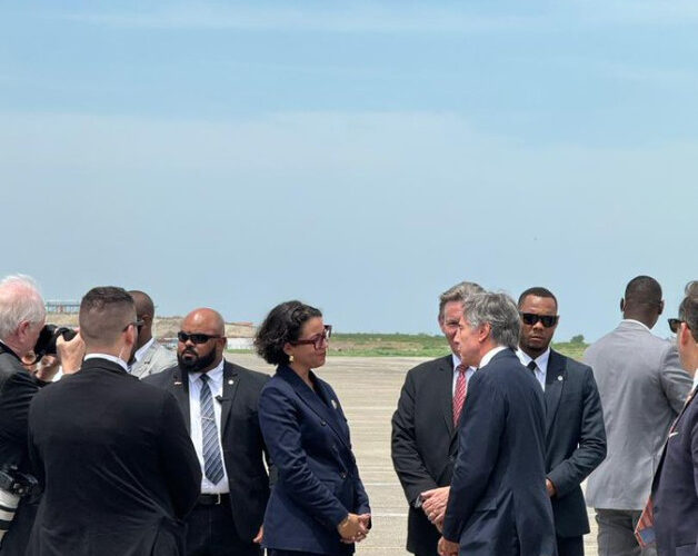 Antony Blinken llega a Puerto Príncipe y es recibido por el Consejo Presidencial de Transición