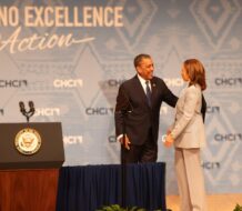 El congresista Adriano Espaillat presentó a la Vicepresidenta Kamala Harris en la Conferencia Anual de Liderazgo de CHCI
