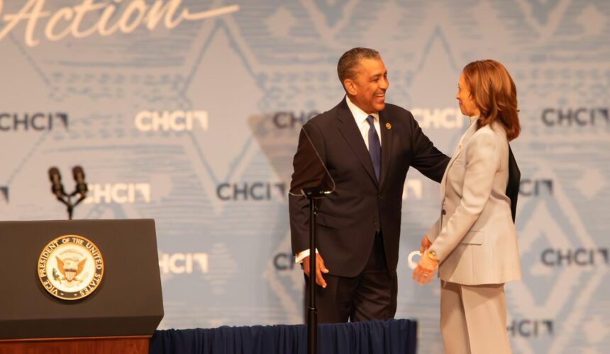 El congresista Adriano Espaillat presentó a la Vicepresidenta Kamala Harris en la Conferencia Anual de Liderazgo de CHCI