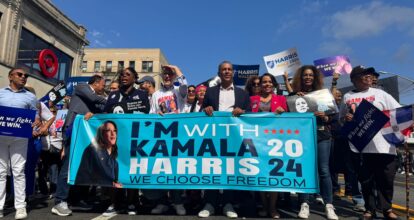 La comunidad dominicana de NYC se movilizó en apoyo a Kamala Harris: El Congresista Adriano Espaillat lideró la marcha