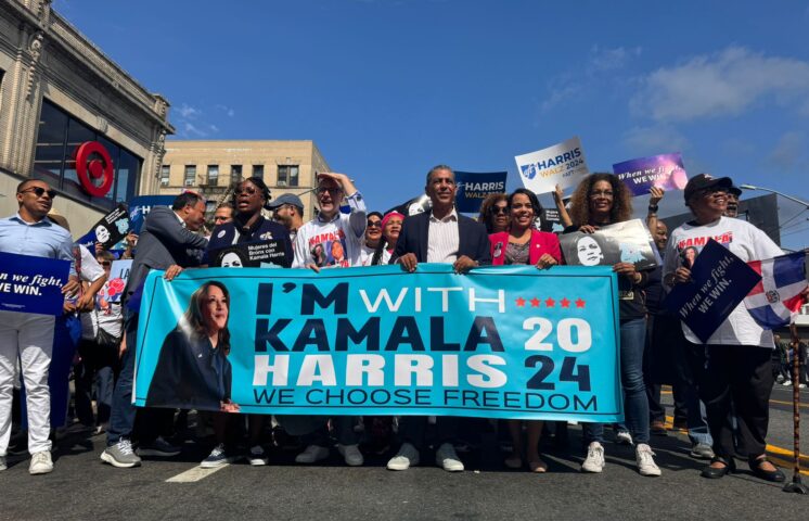 La comunidad dominicana de NYC se movilizó en apoyo a Kamala Harris: El Congresista Adriano Espaillat lideró la marcha