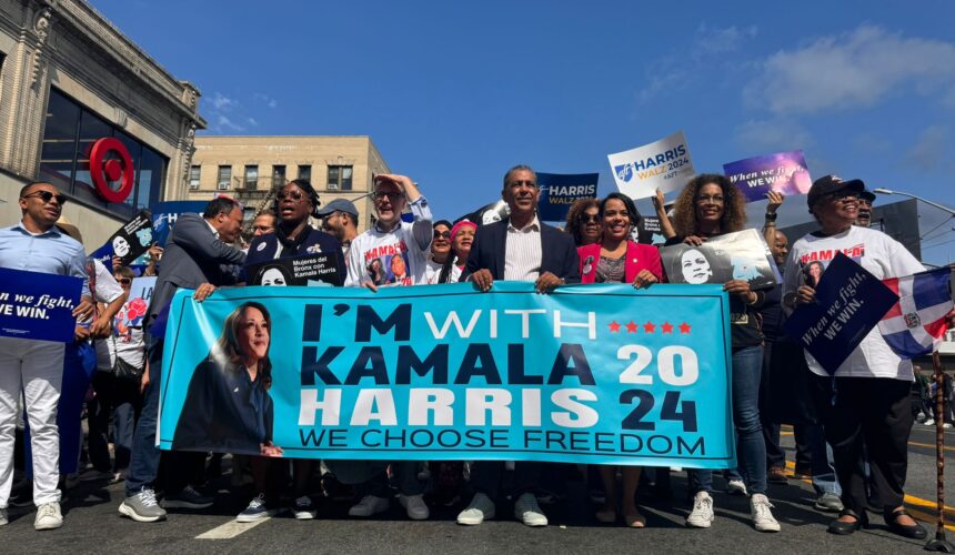 La comunidad dominicana de NYC se movilizó en apoyo a Kamala Harris: El Congresista Adriano Espaillat lideró la marcha