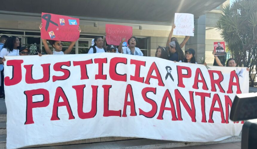 Concentración frente a la Procuraduría General exige justicia para Paula Santana