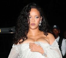 Rihanna triunfa en Nueva York con un espectacular vestido de red con pedrería y sandalias de tiras