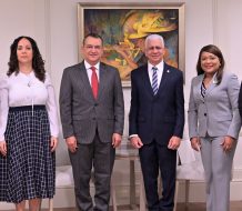 Ricardo de los Santos recibe de presidente JCE y representantes PNUD propuesta para capacitar legisladoras