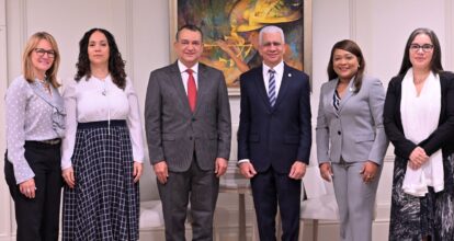 Ricardo de los Santos recibe de presidente JCE y representantes PNUD propuesta para capacitar legisladoras