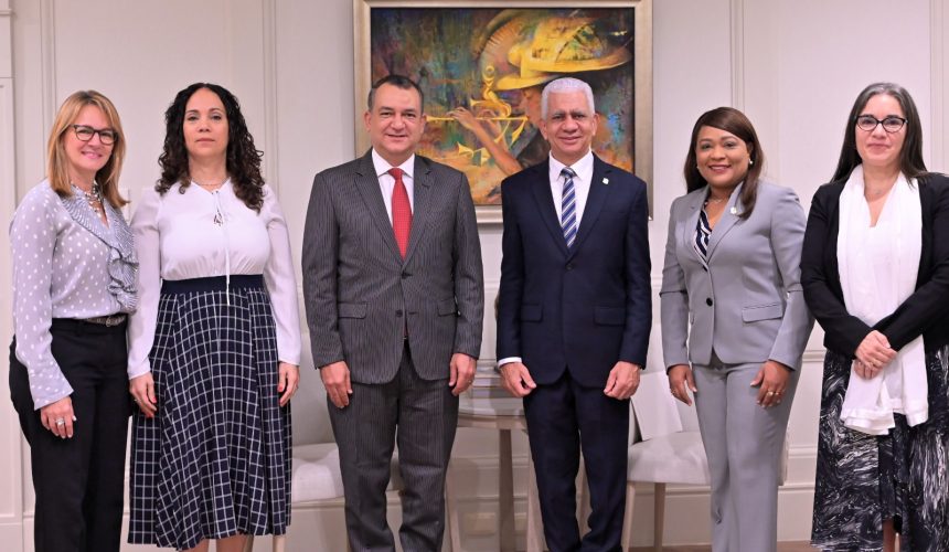 Ricardo de los Santos recibe de presidente JCE y representantes PNUD propuesta para capacitar legisladoras