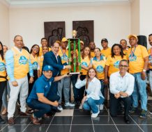 Alcaldesa Carolina Mejía entrega trofeo al equipo campeón de los Juegos ADN 2024