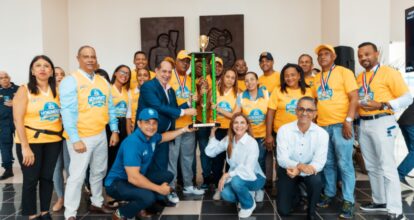 Alcaldesa Carolina Mejía entrega trofeo al equipo campeón de los Juegos ADN 2024