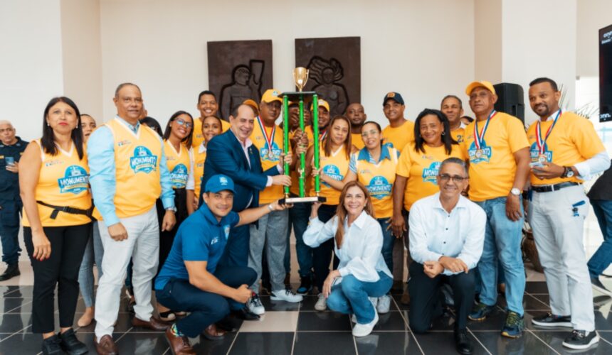 Alcaldesa Carolina Mejía entrega trofeo al equipo campeón de los Juegos ADN 2024