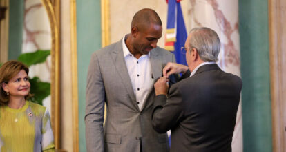 Presidente Abinader condecora con la Orden del Mérito de Duarte, Sánchez y Mella en el Grado de Caballero al destacado baloncestista dominicano Al Horford