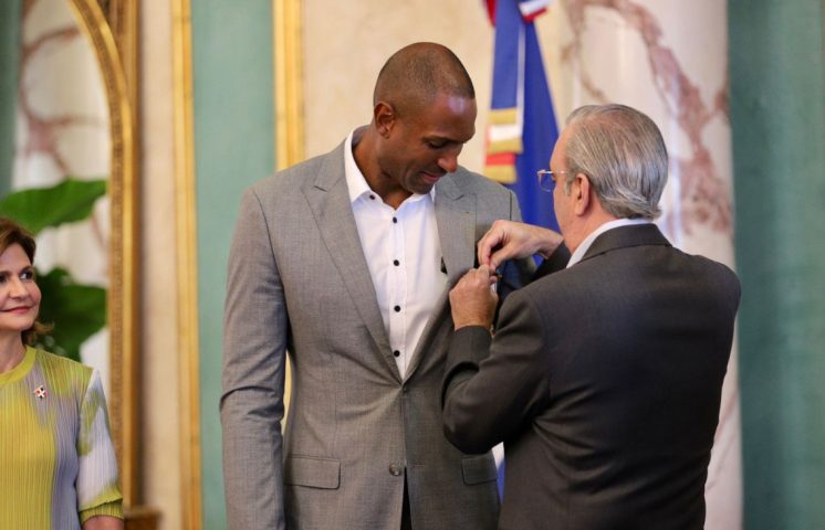 Presidente Abinader condecora con la Orden del Mérito de Duarte, Sánchez y Mella en el Grado de Caballero al destacado baloncestista dominicano Al Horford