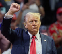 La mitad de los líderes evangélicos latinos en EE.UU. respaldan a Trump