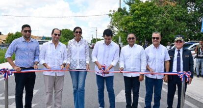 Collado inaugura reconstrucción calle Pastor Domingo de la Cruz en Verón, PC 